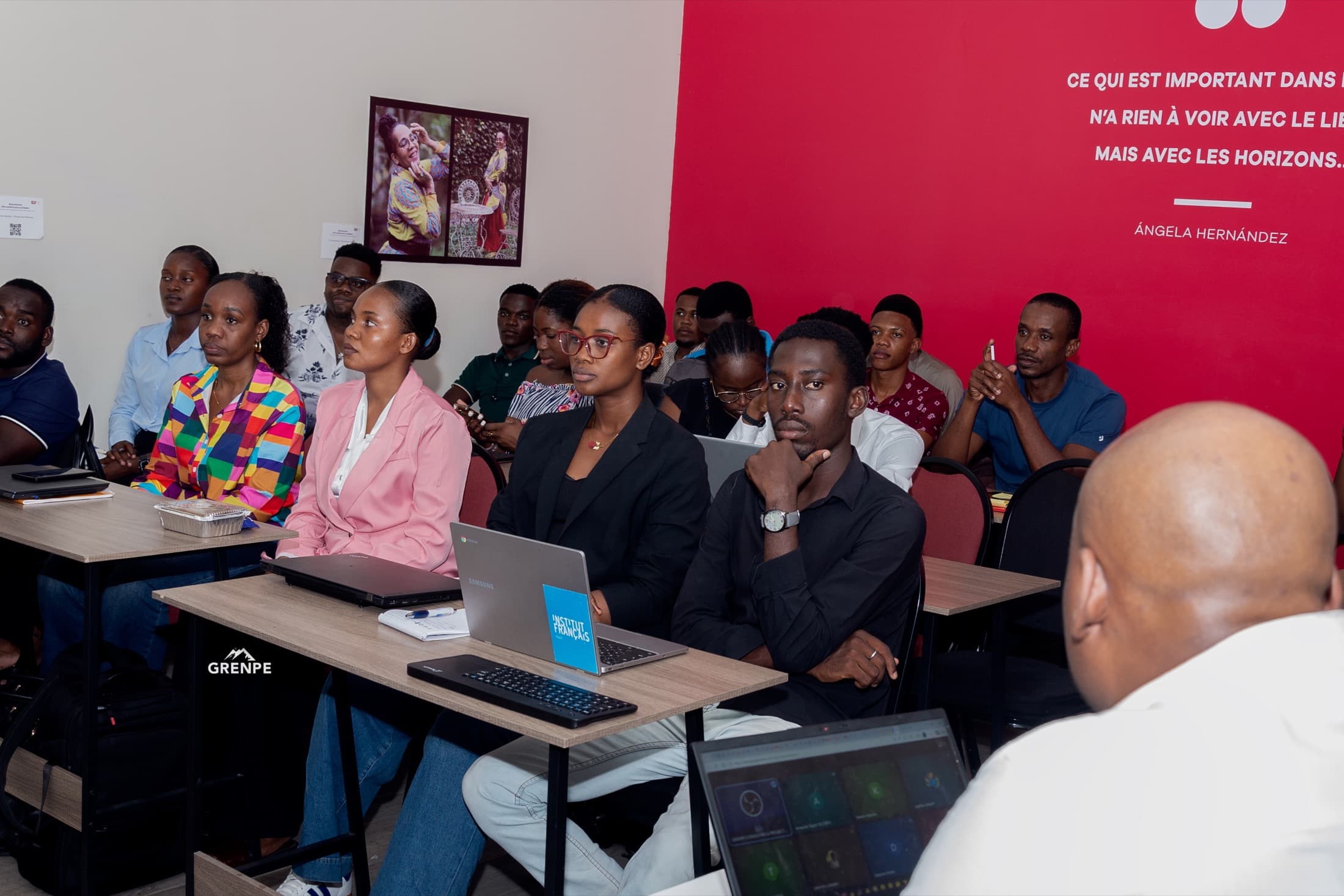 Participants attentifs pendant la formation sur le secteur humanitaire